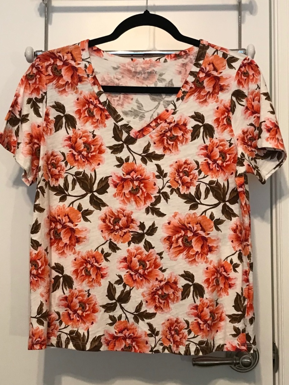 Old Navy 💯% cotton short sleeve white v-neck tee shirt with rose pattern (M)